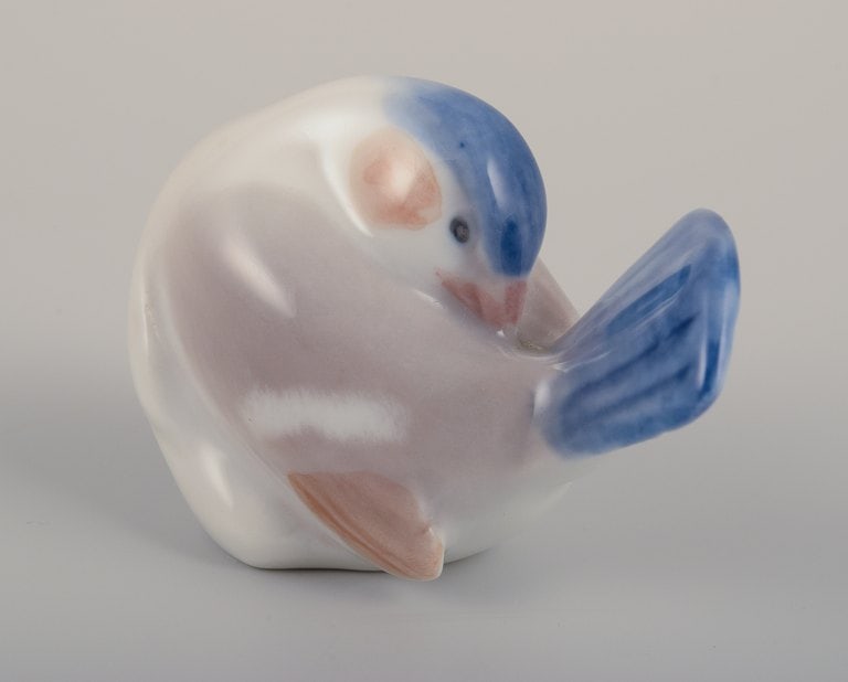 Royal Copenhagen porcelain figurine of a finch. - 3