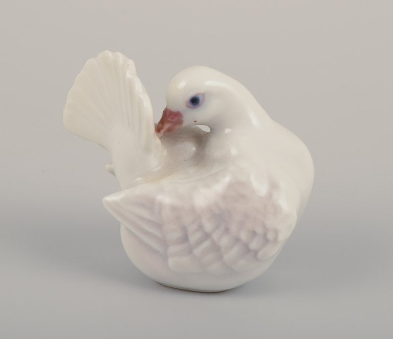 Royal Copenhagen porcelain figurine of a white dove.: Title: Royal Copenhagen porcelain figurine of a white dove. Description: Royal Copenhagen porcelain figurine of a white dove. Approximately from 1930. Model number: 4787. In good condition with a smal