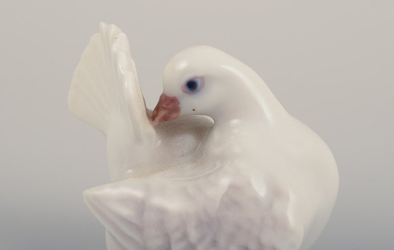Royal Copenhagen porcelain figurine of a white dove. - 4