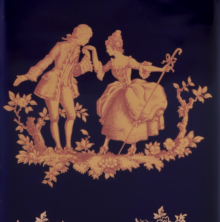 Limoges, France. Porcelain "hip flask" shaped like a book decorated with 22-karat gold leaf and - 4