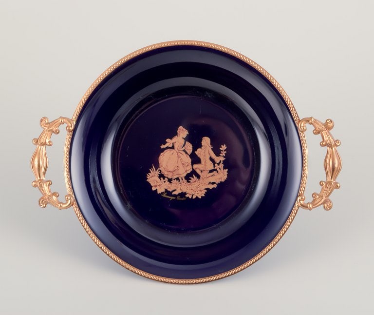 Limoges, France. Three small porcelain bowls decorated with 22-karat gold leaf and beautiful royal - 3