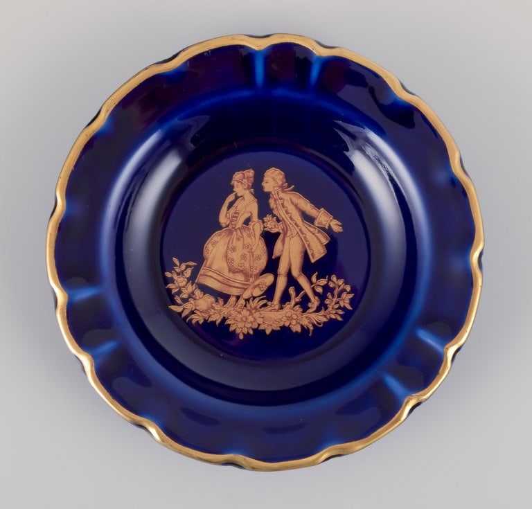 Limoges, France. Three small porcelain bowls decorated with 22-karat gold leaf and beautiful royal - 4