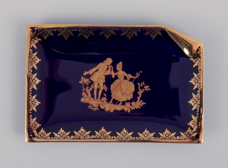 Limoges, France. Bowl and two small trays in porcelain. Decorated with 22-karat gold leaf and - 5