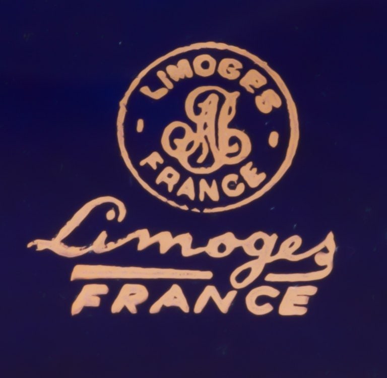 Limoges, France. Bowl and two small trays in porcelain. Decorated with 22-karat gold leaf and - 7