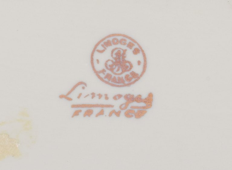 Limoges, France. Bowl and two small trays in porcelain. Decorated with 22-karat gold leaf and - 8