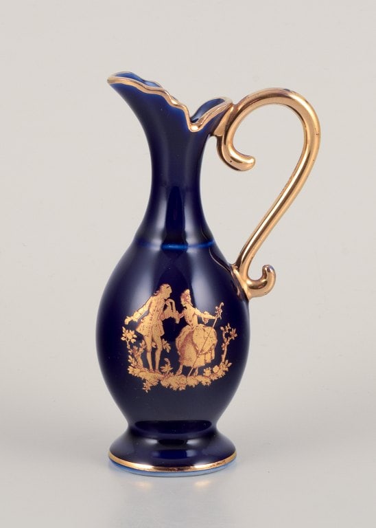 Limoges, France. Three pitchers and a vase in porcelain decorated with 22-karat gold leaf. Beautiful - 4