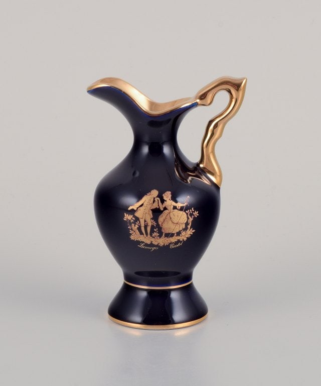 Limoges, France. Three pitchers and a vase in porcelain decorated with 22-karat gold leaf. Beautiful - 5