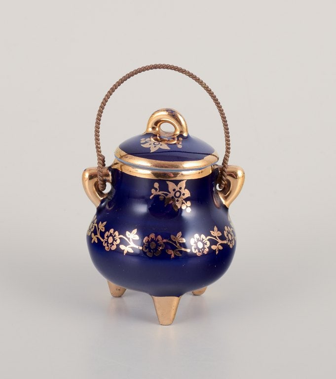 Limoges, France. Five pieces of miniature porcelain decorated with 22-karat gold leaf and beautiful - 5