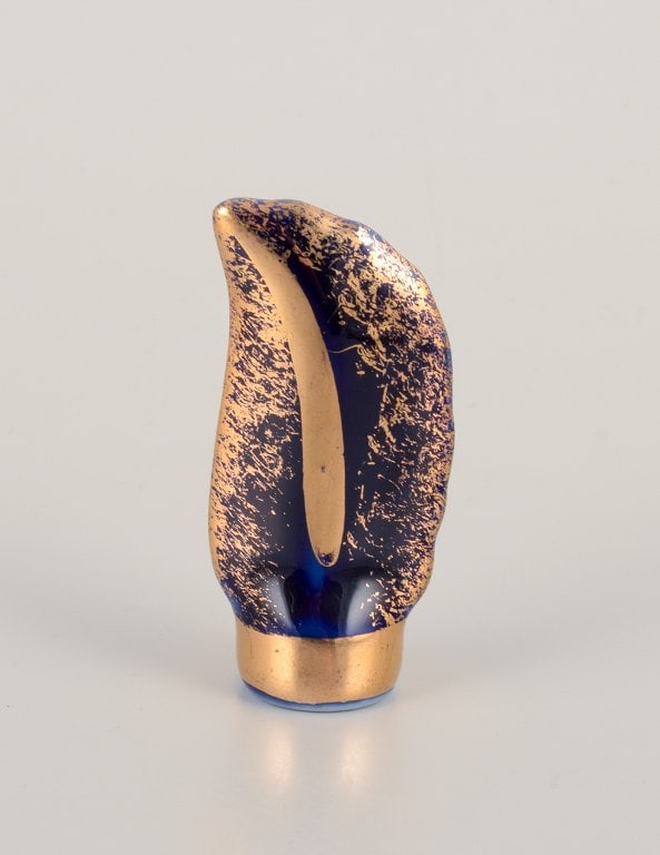 Limoges, France. Five pieces of miniature porcelain decorated with 22-karat gold leaf and beautiful - 7