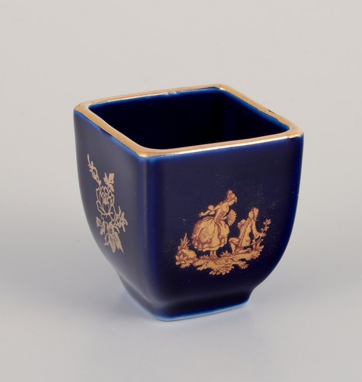 Limoges, France. Five miniature porcelain vases decorated with 22-karat gold leaf and beautiful - 3