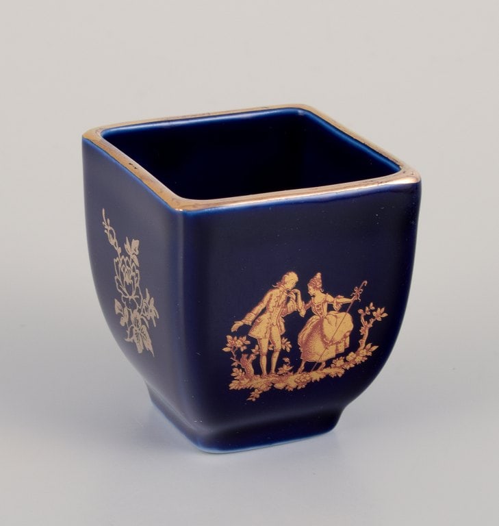 Limoges, France. Five miniature porcelain vases decorated with 22-karat gold leaf and beautiful - 4