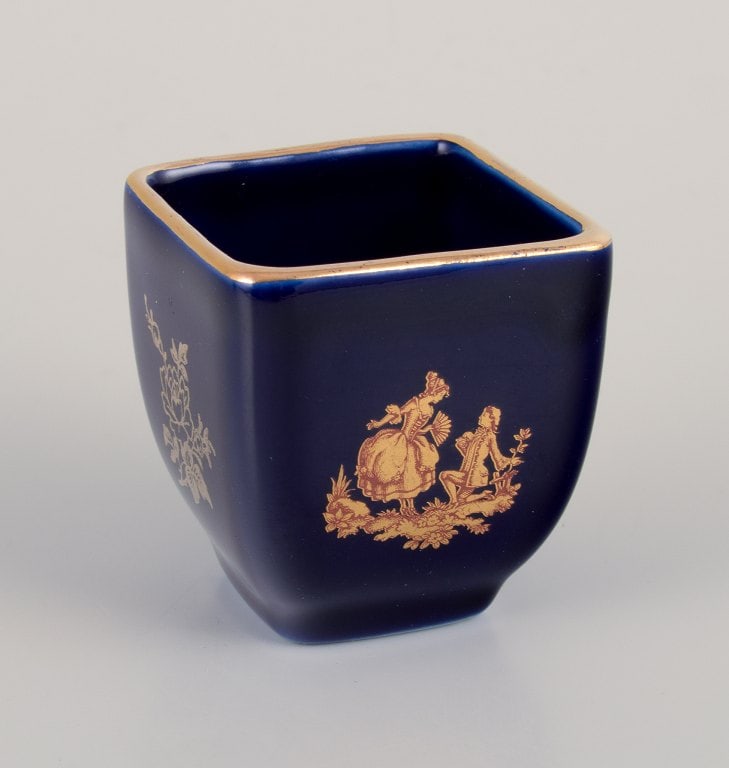 Limoges, France. Five miniature porcelain vases decorated with 22-karat gold leaf and beautiful - 5