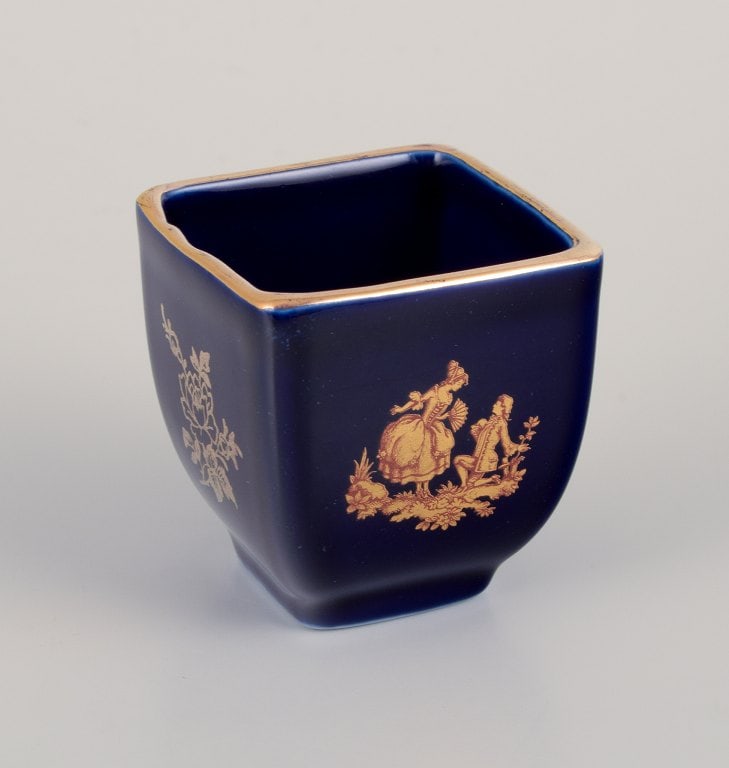 Limoges, France. Five miniature porcelain vases decorated with 22-karat gold leaf and beautiful - 7