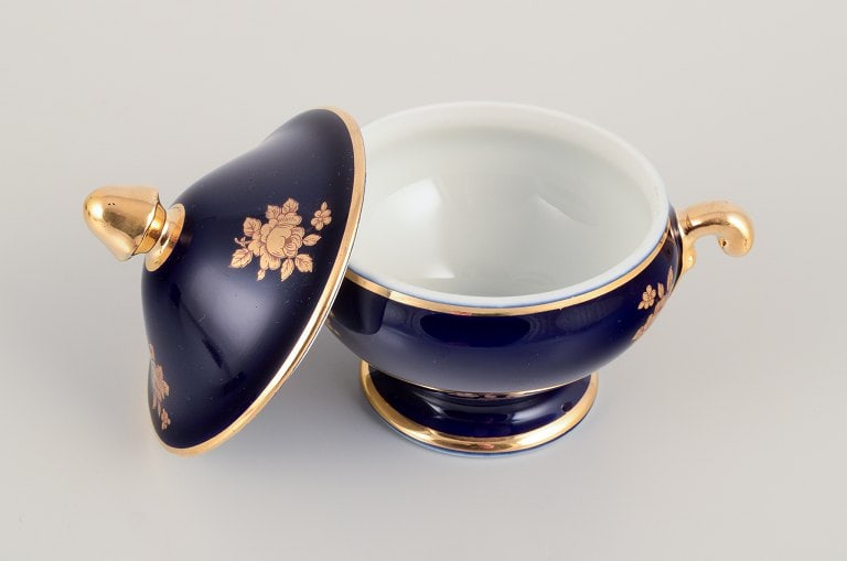 Limoges, France. Coffee cup, sugar bowl, and creamer in porcelain decorated with 22-karat gold leaf - 7