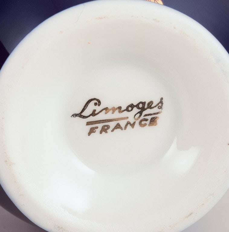 Limoges, France. Coffee cup, sugar bowl, and creamer in porcelain decorated with 22-karat gold leaf - 9