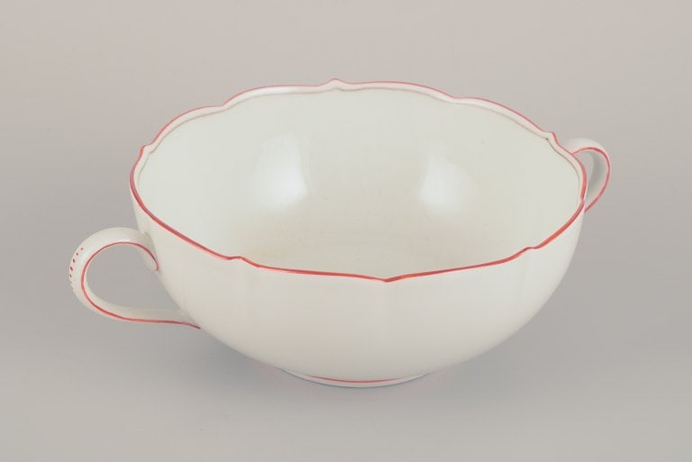 Meissen, Germany. Tea cup and bouillon cup with saucers. Decorated with coral red and gold-colored - 3