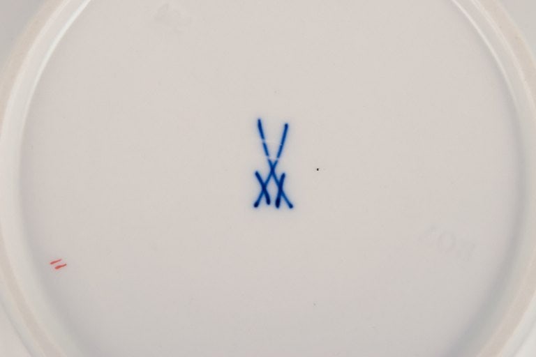 Meissen, Germany. Tea cup and bouillon cup with saucers. Decorated with coral red and gold-colored - 8