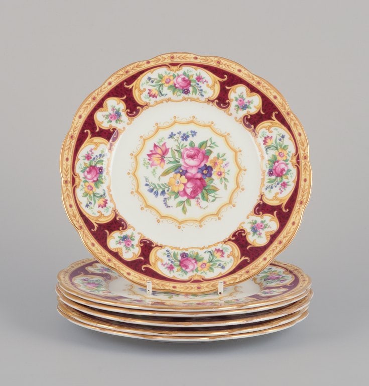 Royal Albert, England. A set of six "Lady Hamilton" plates with polychrome floral motifs. Gold: Title: Royal Albert, England. A set of six "Lady Hamilton" plates with polychrome floral motifs. Gold decoration. Description: Royal Albert, England. A set of six "Lady Hamilton" plates with polychrom