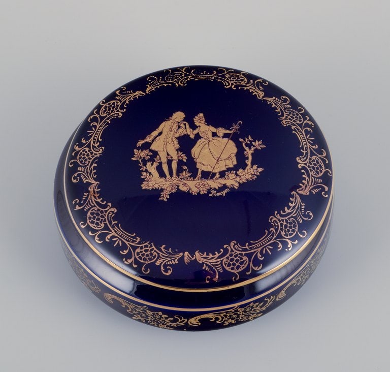 Limoges, France. Two round covered jars in porcelain decorated with 22-karat gold leaf and beautiful - 2