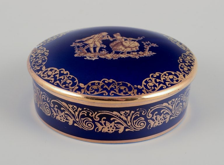 Limoges, France. Two round covered jars in porcelain decorated with 22-karat gold leaf and beautiful - 7