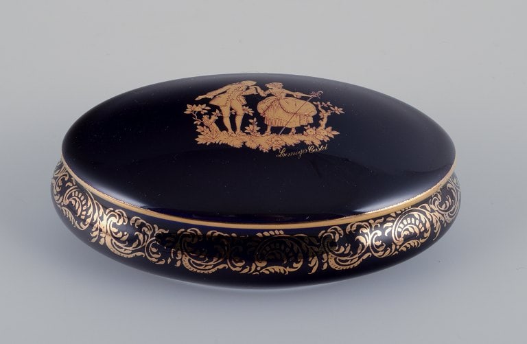 Limoges, France. Two covered jars in porcelain, one oval, decorated with 22-karat gold leaf and - 7