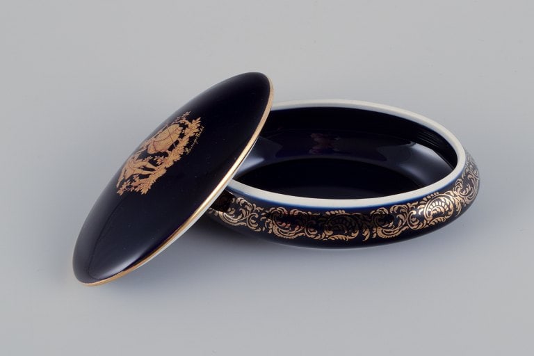 Limoges, France. Two covered jars in porcelain, one oval, decorated with 22-karat gold leaf and - 8