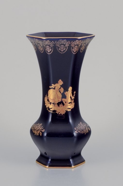Limoges, France. Two porcelain vases decorated with 22-karat gold leaf and beautiful royal blue - 5