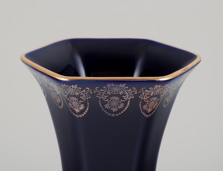 Limoges, France. Two porcelain vases decorated with 22-karat gold leaf and beautiful royal blue - 7