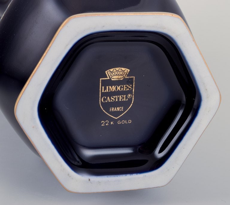 Limoges, France. Two porcelain vases decorated with 22-karat gold leaf and beautiful royal blue - 8