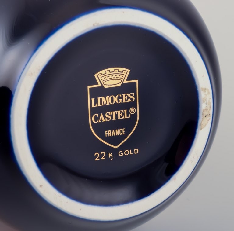 Limoges, France. Two porcelain vases decorated with 22-karat gold leaf and beautiful royal blue - 8