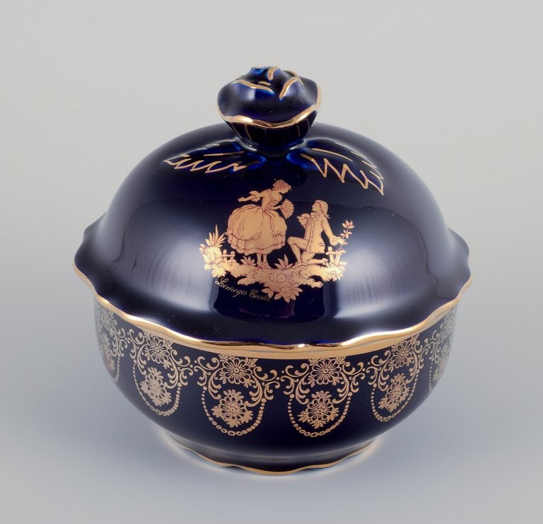 Limoges, France. Two porcelain lidded jars in porcelain, decorated with 22-karat gold leaf and - 2