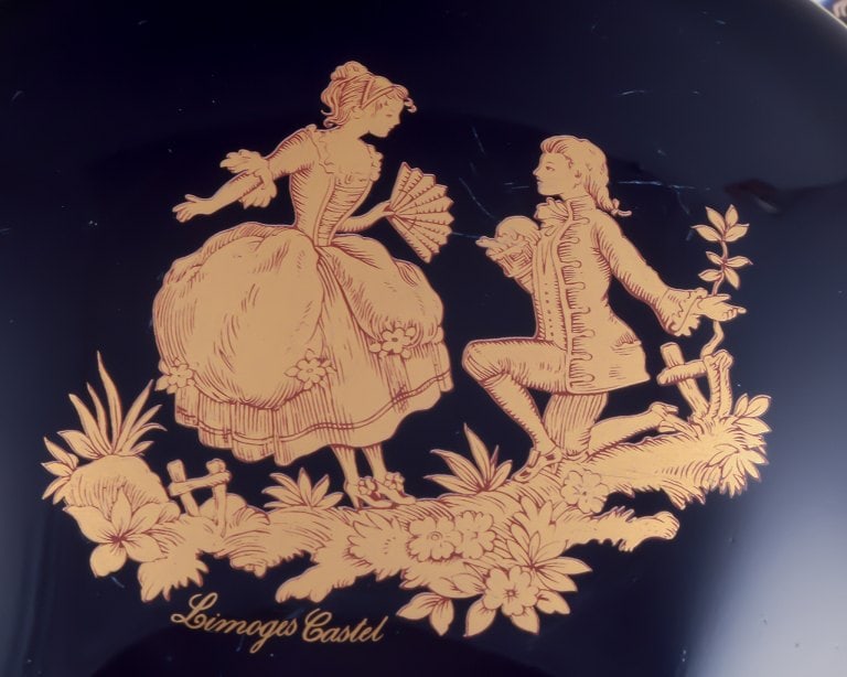 Limoges, France. Two porcelain lidded jars in porcelain, decorated with 22-karat gold leaf and - 8