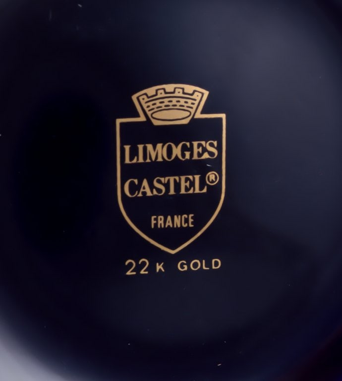 Limoges, France. Two porcelain lidded jars in porcelain, decorated with 22-karat gold leaf and - 9