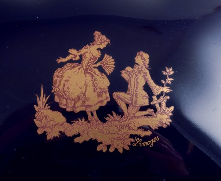 Limoges, France. Two lidded porcelain jars adorned with 22-karat gold leaf and featuring a beautiful - 5