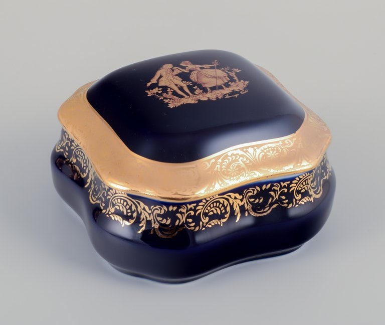 Limoges, France. Two lidded porcelain jars adorned with 22-karat gold leaf and featuring a beautiful - 6