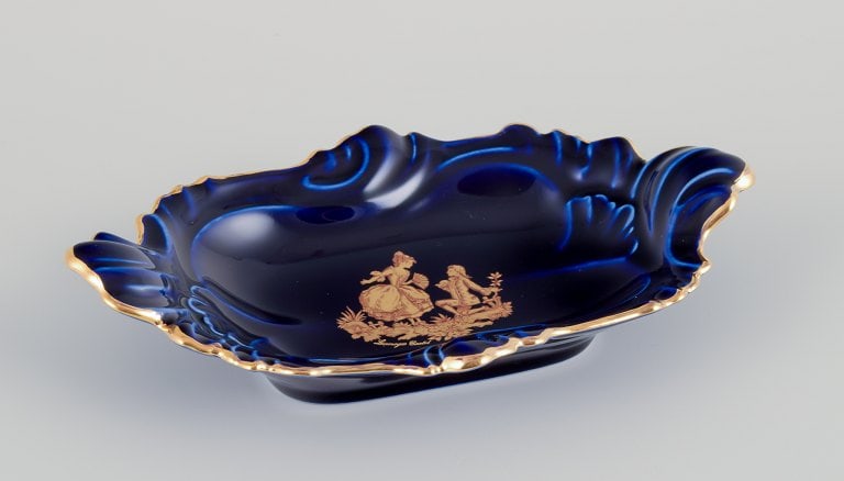 Limoges, France. Five pieces of porcelain including small trays and bowls, decorated with 22-karat - 3