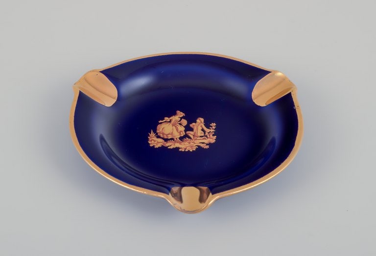 Limoges, France. Five pieces of porcelain including small trays and bowls, decorated with 22-karat - 5