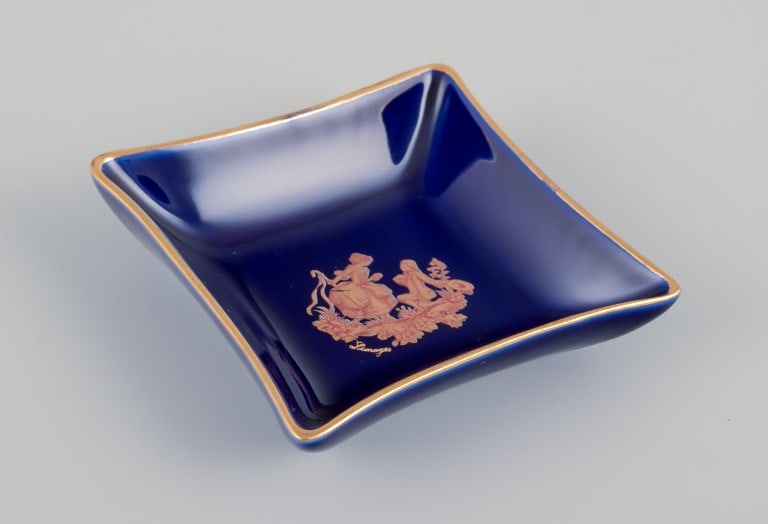 Limoges, France. Five pieces of porcelain including small trays and bowls, decorated with 22-karat - 6