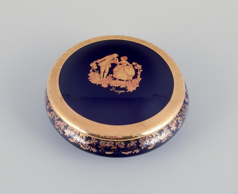 Limoges, France. Two lidded porcelain jars decorated with 22-karat gold leaf and a beautiful royal - 4