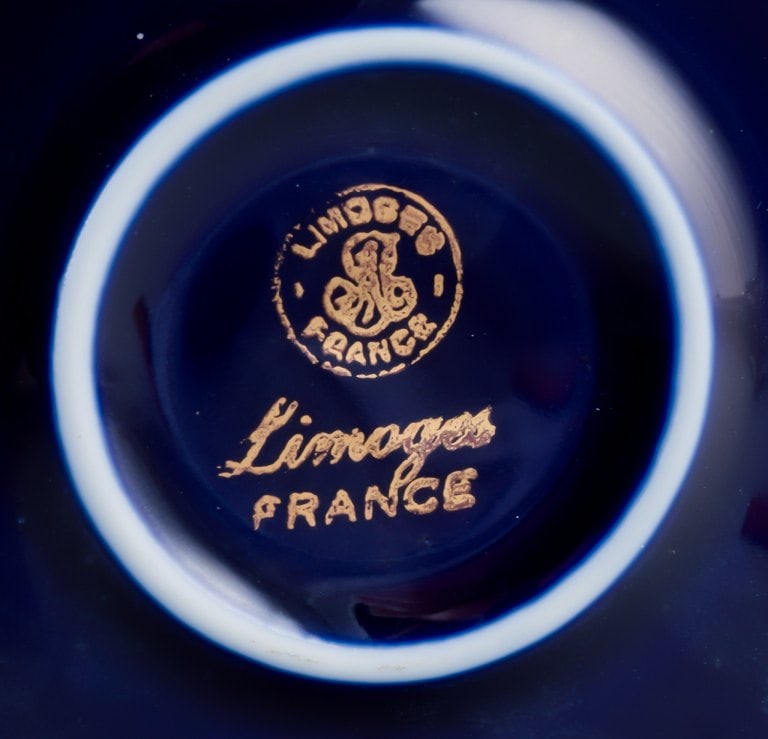 Limoges, France. Two lidded porcelain jars decorated with 22-karat gold leaf and a beautiful royal - 7