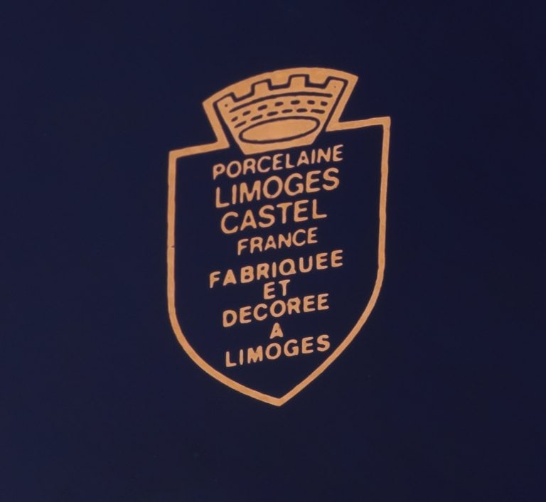 Limoges, France. Two lidded porcelain jars decorated with 22-karat gold leaf and a beautiful royal - 8