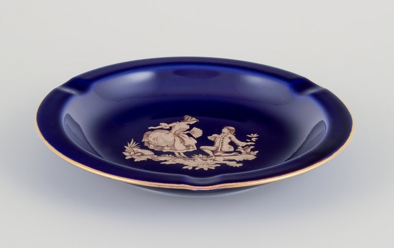 Limoges, France. Two small porcelain bowls decorated with 22-karat gold leaf and a beautiful royal - 4