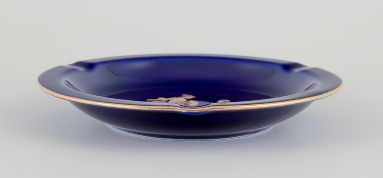 Limoges, France. Two small porcelain bowls decorated with 22-karat gold leaf and a beautiful royal - 5