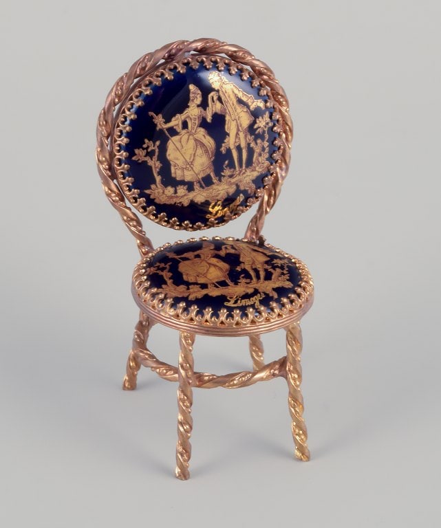 Limoges, France. Miniature table and chairs made of metal and porcelain, decorated with 22-karat - 4