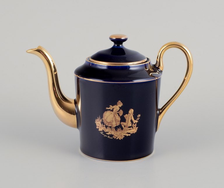 Limoges, France. Miniature Coffee pot and water jug in porcelain, decorated with 22-karat gold leaf - 2
