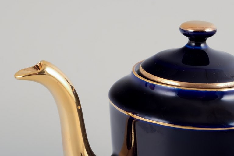 Limoges, France. Miniature Coffee pot and water jug in porcelain, decorated with 22-karat gold leaf - 4