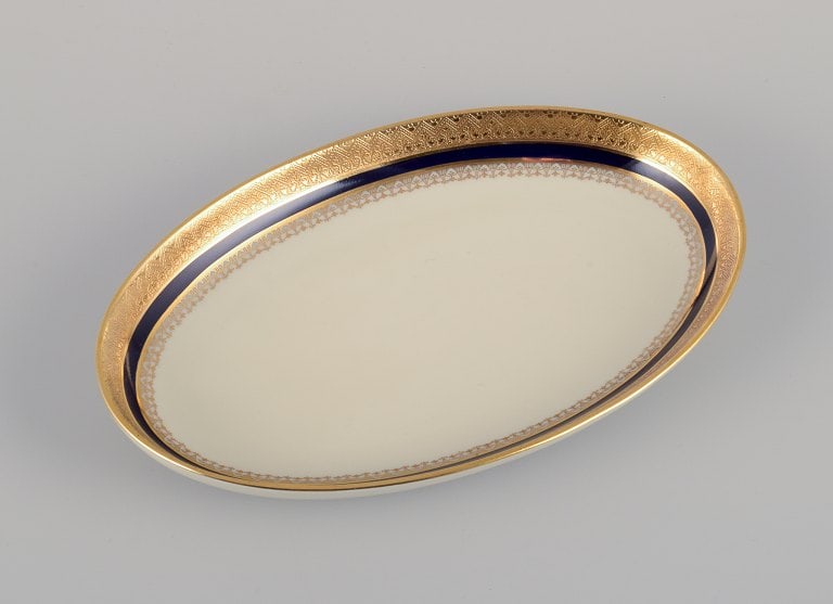 Hutschenreuther, Germany. Two plates and a sauce boat from the "Margarete" series. - 4