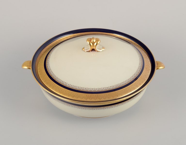 Hutschenreuther, Germany. Large covered bowl from the "Margarete" series. - 2