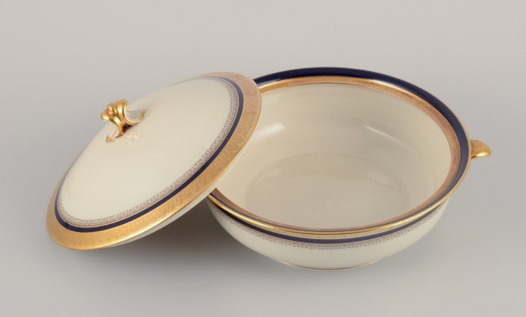 Hutschenreuther, Germany. Large covered bowl from the "Margarete" series. - 3