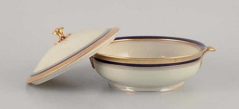 Hutschenreuther, Germany. Large covered bowl from the "Margarete" series. - 4